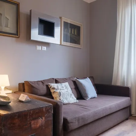 Elegance And Comfort In The Heart Of Apartment *